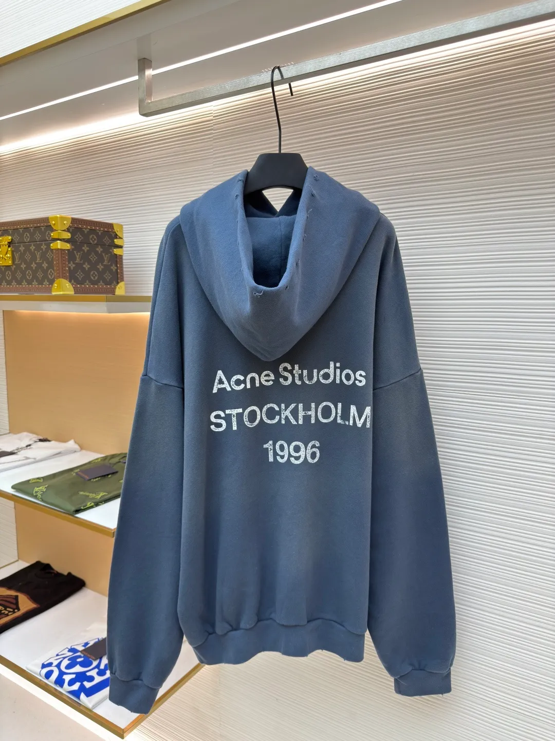 Acne Studios 1996 distressed printed hooded sweatshirt ●Authentic product: Purchased and developed by 3259 ●Item number: 1680619-A85 ●Fabric: pure cotton fabric ●Technology: printing production ●Version: loose fit ●Weight: about 1030 grams ●Size: S-M-L-XL ●Description: The fabric is made of custom-made pure cotton, washed with distressed and dirty gradient techniques, printed on the back, and the overall wiring is straight and delicate. The fabric is comfortable and soft, with consistent colors and no color difference. It can be matched with the same style to create a fashionable look and control various occasions. Customized accessories, complete with three standards, same style for men and women!